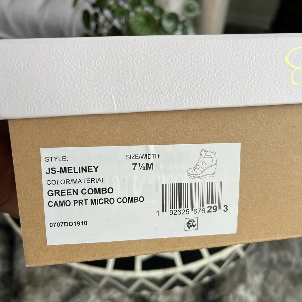 JESSICA SIMPSON Women's Meliney Cozy Lug Sole Wedge Sneaker Booties